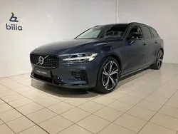 Mörkblå Begagnad 2022 Volvo V60 Ultimate Kombi | 474 900 kr (Marknadspris)