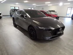 Grå Ny 2024 Mazda 3 Nagisa Halvkombi | 357 200 kr (Marknadspris)