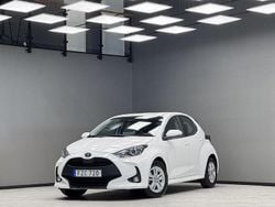 Vit Begagnad 2023 Toyota Yaris Hybrid Halvkombi | 229 900 kr (Marknadspris)