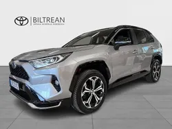 Grå (gråmetallic / svart tak) Begagnad 2021 Toyota RAV4 Hybrid Style SUV | 435 000 kr (Marknadspris)