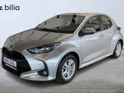 Silver Ny 2024 Toyota Yaris Hybrid Active Halvkombi | 287 295 kr (Marknadspris)