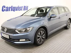 Blå (blå metallic) Begagnad 2018 VW Passat Sport Kombi | 159 000 kr (Marknadspris)