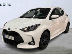Vit Begagnad 2022 Toyota Yaris Hybrid Halvkombi | 199 900 kr (Marknadspris)