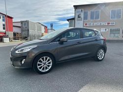 Grå Begagnad 2018 Ford Fiesta Titanium Halvkombi | 108 000 kr (Marknadspris)