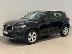 Svart Begagnad 2022 Volvo XC40 Momentum SUV | 329 500 kr (Marknadspris)