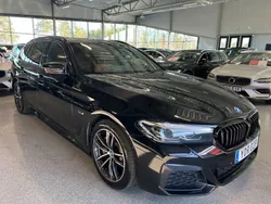 Svart Begagnad 2022 BMW 530e M Sport Kombi | 309 900 kr (Marknadspris)