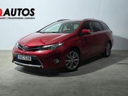 Mörkröd (röd) Begagnad 2014 Toyota Auris Hybrid Kombi | 119 900 kr (Marknadspris)