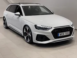 Glaciärvit metallic Begagnad 2024 Audi RS4 Competition Kombi | 994 900 kr (Lite dyr)