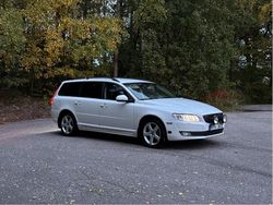 Vit Begagnad 2014 Volvo V70 Kinetic Kombi | 139 000 kr