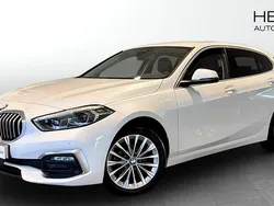 Vit (white) Begagnad 2022 BMW 118 Luxury Line Halvkombi | 248 700 kr (Marknadspris)
