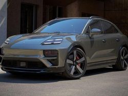 Grön (aventurine green metallic) Ny 2025 Porsche Macan Turbo SUV | 1 543 900 kr (Marknadspris)