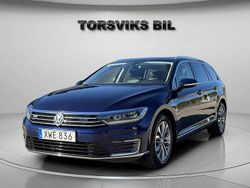 Mörkblå Begagnad 2018 VW Passat GTE Kombi | 149 900 kr (Marknadspris)
