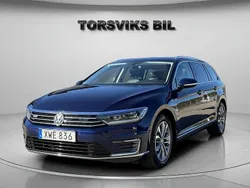 Mörkblå Begagnad 2018 VW Passat GTE Kombi | 159 900 kr (Marknadspris)