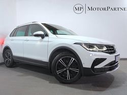 Vit Begagnad 2021 VW Tiguan SUV | 259 900 kr (Bra pris)