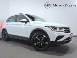 Vit Begagnad 2021 VW Tiguan SUV | 279 900 kr (Bra pris)