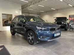 Mörkblå Begagnad 2022 Volvo XC40 Inscription SUV | 319 900 kr (Marknadspris)