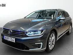 Mörkgrå Begagnad 2016 VW Passat Executive Kombi | 179 900 kr (Marknadspris)
