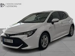Vit Begagnad 2021 Toyota Corolla Hybrid Active Halvkombi | 224 900 kr (Marknadspris)
