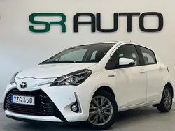 Vit Begagnad 2017 Toyota Yaris Hybrid Active Halvkombi | 124 900 kr (Marknadspris)