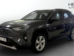Mörkgrå (grey) Begagnad 2019 Toyota RAV4 Hybrid SUV | 309 900 kr (Marknadspris)