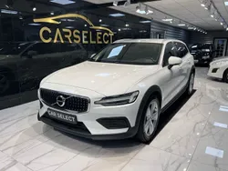 Vit Begagnad 2022 Volvo V60 CC Momentum Kombi | 299 000 kr (Superpris)
