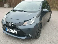 Mörkgrå Begagnad 2014 Toyota Aygo Halvkombi | 59 900 kr (Marknadspris)