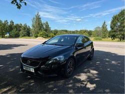 Svart Begagnad 2016 Volvo V40 Momentum Halvkombi | 149 000 kr (Marknadspris)