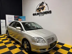 Silver Begagnad 2004 Toyota Avensis Halvkombi | 59 900 kr (Dyr)