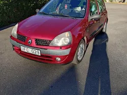 Röd Begagnad 2003 Renault Clio II Halvkombi | 16 800 kr (Marknadspris)