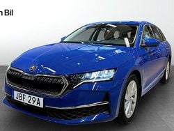 Blå Begagnad 2025 Skoda Octavia Selection Kombi | 309 900 kr (Marknadspris)