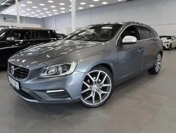 Grå Begagnad 2016 Volvo V60 R-Design Momentum Kombi | 209 900 kr (Dyr)