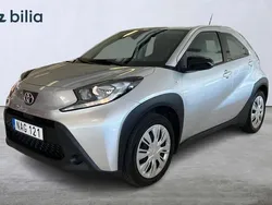 Silver Begagnad 2023 Toyota Aygo Play Halvkombi | 179 900 kr (Marknadspris)