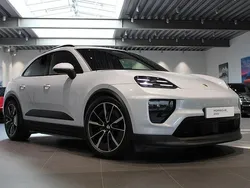 Mörkgrå Begagnad 2024 Porsche Macan SUV | 955 000 kr