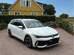 Vit Begagnad 2024 VW Golf VIII R-line Kombi | 339 000 kr (Lite dyr)