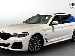 Vit (white) Begagnad 2021 BMW 530e M Sport Kombi | 348 700 kr (Marknadspris)