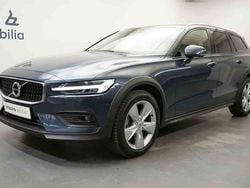 Blå Begagnad 2021 Volvo V60 CC Kombi | 269 900 kr (Marknadspris)
