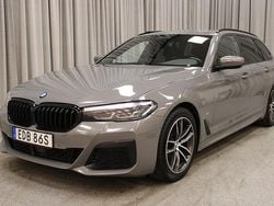 Grå (bernina grey amber effect metallic) Begagnad 2020 BMW 520 M Sport Kombi | 279 900 kr (Marknadspris)