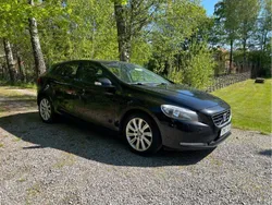 Svart Begagnad 2015 Volvo V40 Kombi | 105 000 kr (Marknadspris)