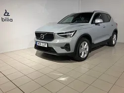 Grå Begagnad 2023 Volvo XC40 Core SUV | 348 500 kr (Marknadspris)