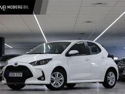 Vit Begagnad 2023 Toyota Yaris Hybrid Active Halvkombi | 229 900 kr (Marknadspris)