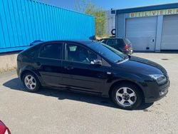 Svart Begagnad 2007 Ford Focus Halvkombi | 21 000 kr (Bra pris)