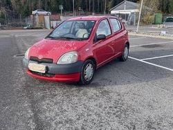 Röd Begagnad 2000 Toyota Yaris Halvkombi | 10 000 kr (Marknadspris)