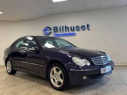 Mörkblå (blå) Begagnad 2002 Mercedes C320 Avantgarde Sedan | 69 900 kr
