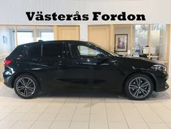 Svart Begagnad 2021 BMW 118 Sport Line Halvkombi | 259 900 kr (Marknadspris)