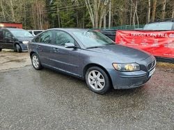 Grå Begagnad 2006 Volvo S40 Kinetic Sedan | 29 900 kr (Marknadspris)