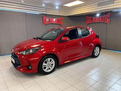 Röd (rödmetallic) Begagnad 2023 Toyota Yaris Hybrid Active Halvkombi | 209 000 kr (Marknadspris)