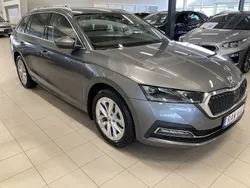 Grå (graphite grey metallic) Begagnad 2024 Skoda Octavia Style Kombi | 359 900 kr (Marknadspris)
