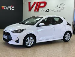 Vit Begagnad 2021 Toyota Yaris Hybrid Active Halvkombi | 159 800 kr (Marknadspris)