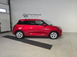 Röd Ny 2024 Suzuki Swift Halvkombi | 251 400 kr (Marknadspris)