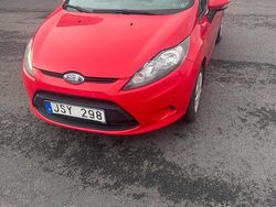Röd Begagnad 2009 Ford Fiesta Trend Halvkombi | 29 000 kr (Marknadspris)